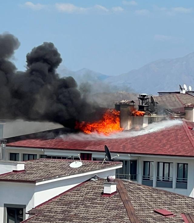 Elazığ’da 7 katlı binada baca yangını 3