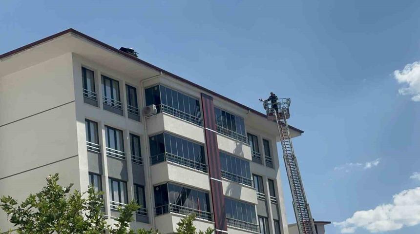 Elazığ&rsquo;da 7 katlı binada baca yangını