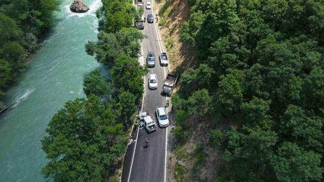 Kamyonetle kafa kafaya çarpışan Fiat Tofaş hurdaya döndü: 1 ölü, 5 yaralı 4