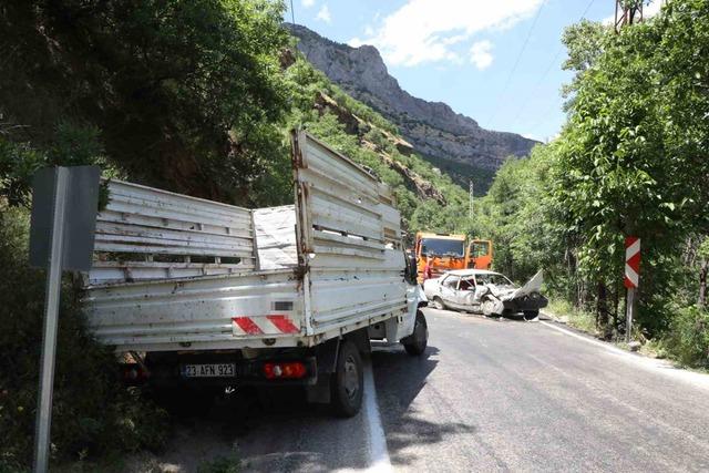 Kamyonetle kafa kafaya çarpışan Fiat Tofaş hurdaya döndü: 1 ölü, 5 yaralı 3