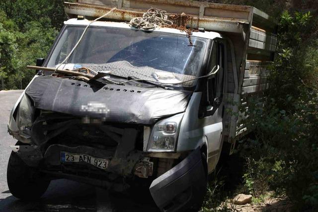 Kamyonetle kafa kafaya çarpışan Fiat Tofaş hurdaya döndü: 1 ölü, 5 yaralı 2