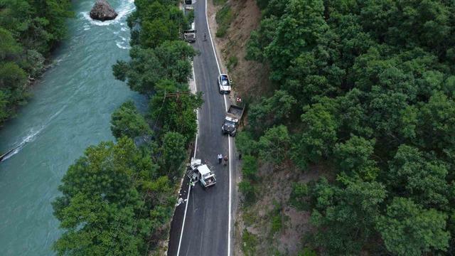 Kamyonetle kafa kafaya çarpışan Fiat Tofaş hurdaya döndü: 1 ölü, 5 yaralı 1
