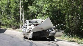 Kamyonetle kafa kafaya çarpışan Fiat Tofaş hurdaya döndü: 1 ölü, 5 yaralı