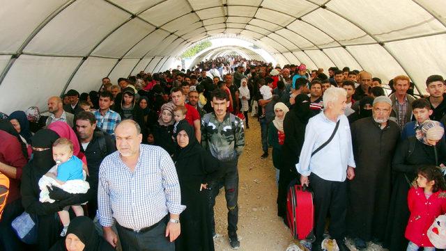 Kilis'te Suriyelilerin bayram geçişi yoğunluğu