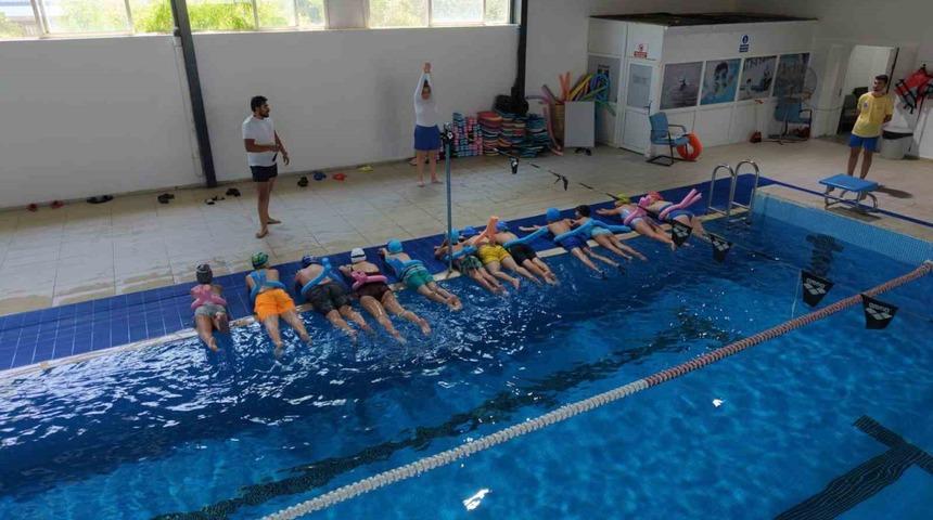 &Uuml;cretsiz y&uuml;zme kurslarında ilk etap başladı