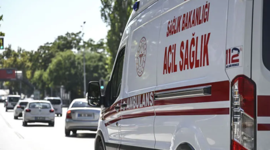 Siirt&rsquo;te sağlık&ccedil;ılar devrilen ambulansta kazayı yara atmadan atlattı