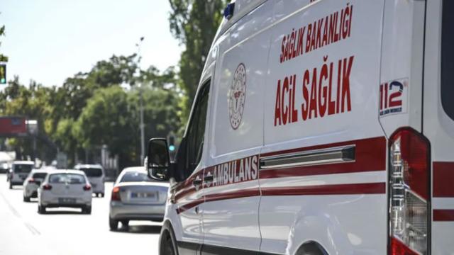 Siirt’te sağlıkçılar devrilen ambulansta kazayı yara atmadan atlattı