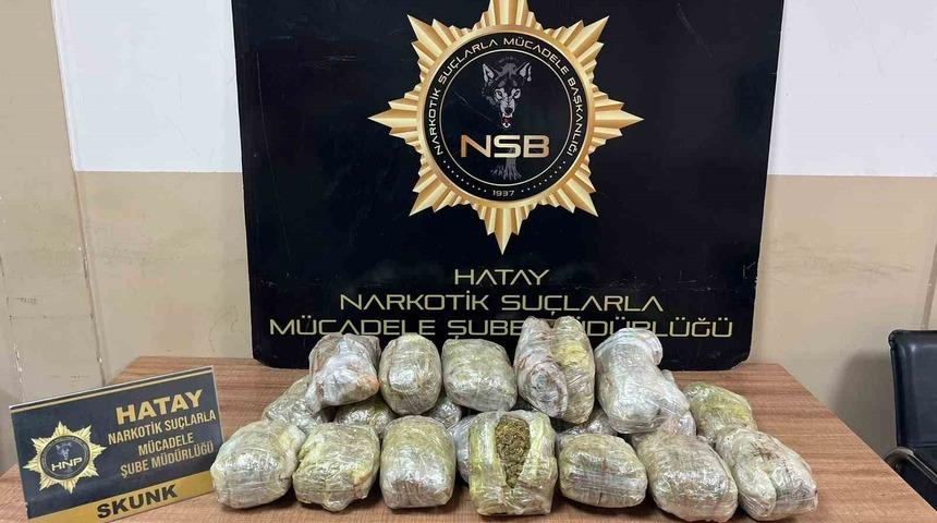 Hatay&rsquo;da 8 kilo 900 gram esrar yakalandı: 4 tutuklama