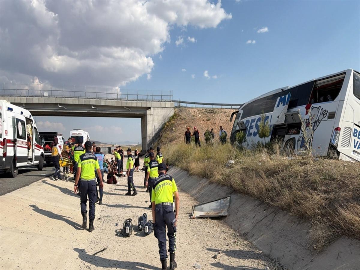 İstanbul dan Irak a giden yolcu otob&uuml;s&uuml; Aksaray dan kaza yaptı: &Ccedil;ok sayıda yaralı var 1