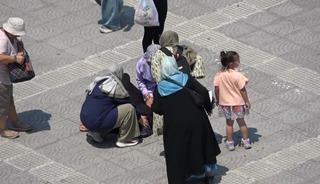 Sıcaktan bayılan kadının yardımına vatandaşlar koştu