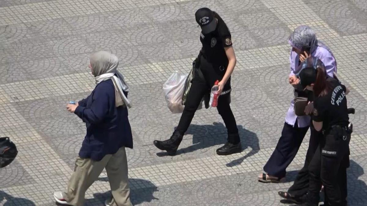 Samsun da sıcaktan bayılan kadının yardımına vatandaşlar ve polisler koştu 2