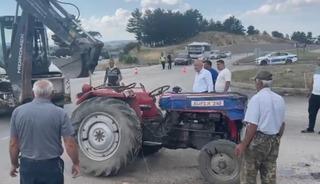 Tavşanlı'da otomobil ile trakt&ouml;r &ccedil;arpıştı: 3 yaralı