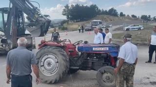 Tavşanlı'da otomobil ile traktör çarpıştı: 3 yaralı