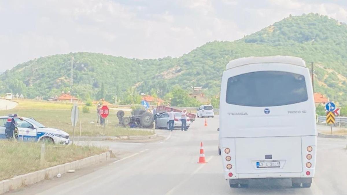 Tavşanlı da otomobil ile trakt&ouml;r &ccedil;arpıştı: 3 yaralı 1
