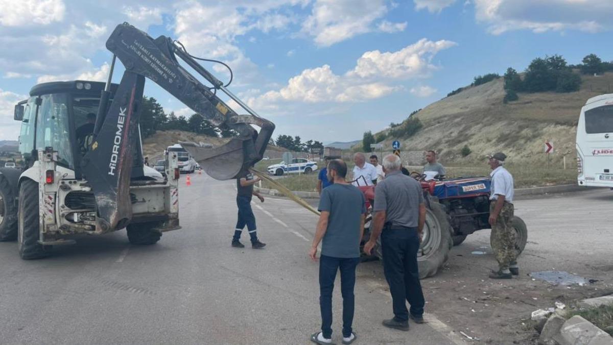 Tavşanlı da otomobil ile trakt&ouml;r &ccedil;arpıştı: 3 yaralı 2