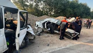 Amasya&rsquo;da otomobil ile minib&uuml;s &ccedil;arpıştı: 1 &ouml;l&uuml;, 3 yaralı