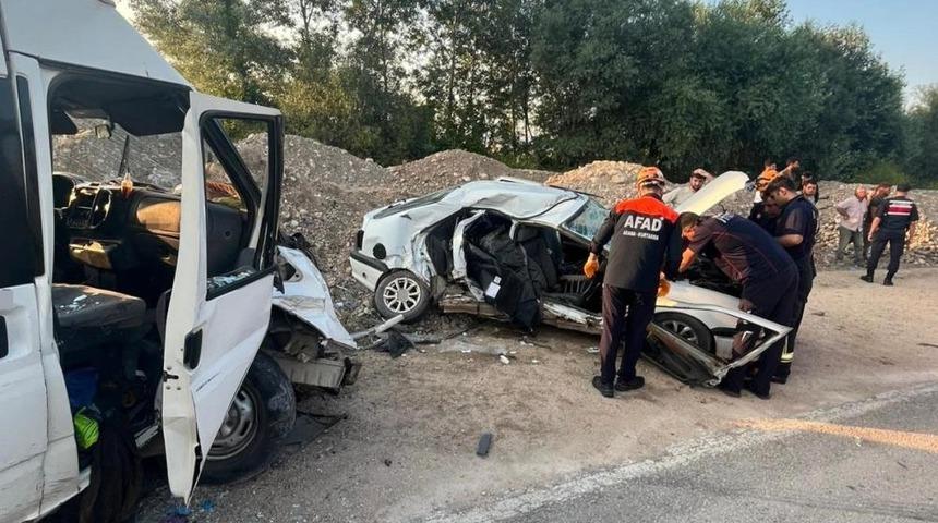 Amasya&rsquo;da otomobil ile minib&uuml;s &ccedil;arpıştı: 1 &ouml;l&uuml;, 3 yaralı