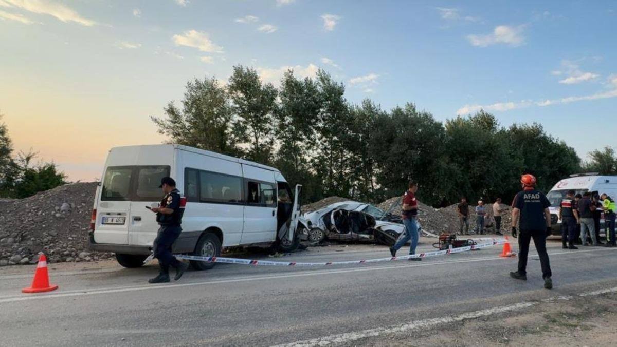 Amasya&rsquo;da otomobil ile minib&uuml;s &ccedil;arpıştı: 1 &ouml;l&uuml;, 3 yaralı 1