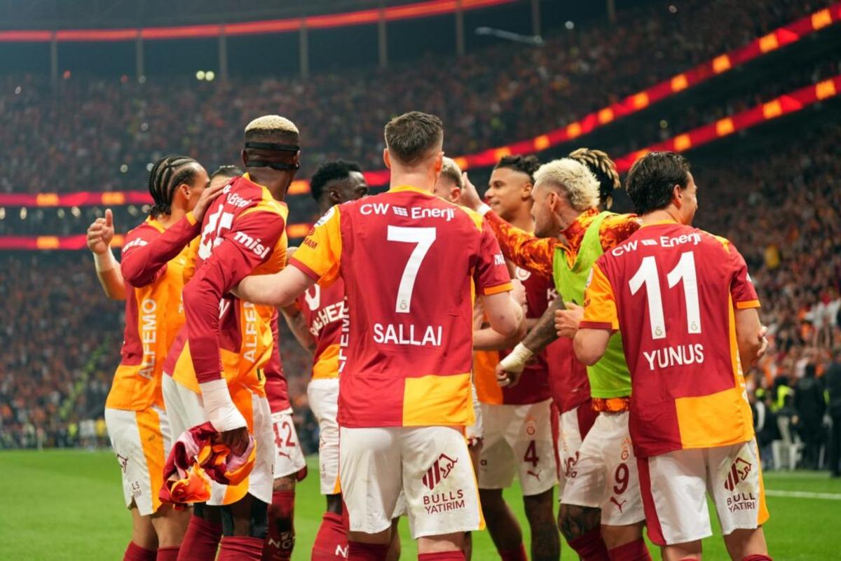 Bodrum da şampiyonluk coşkusu olay oldu! Galatasaray dan Fenerbahçe ve İsmail Kartal a gönderme 1