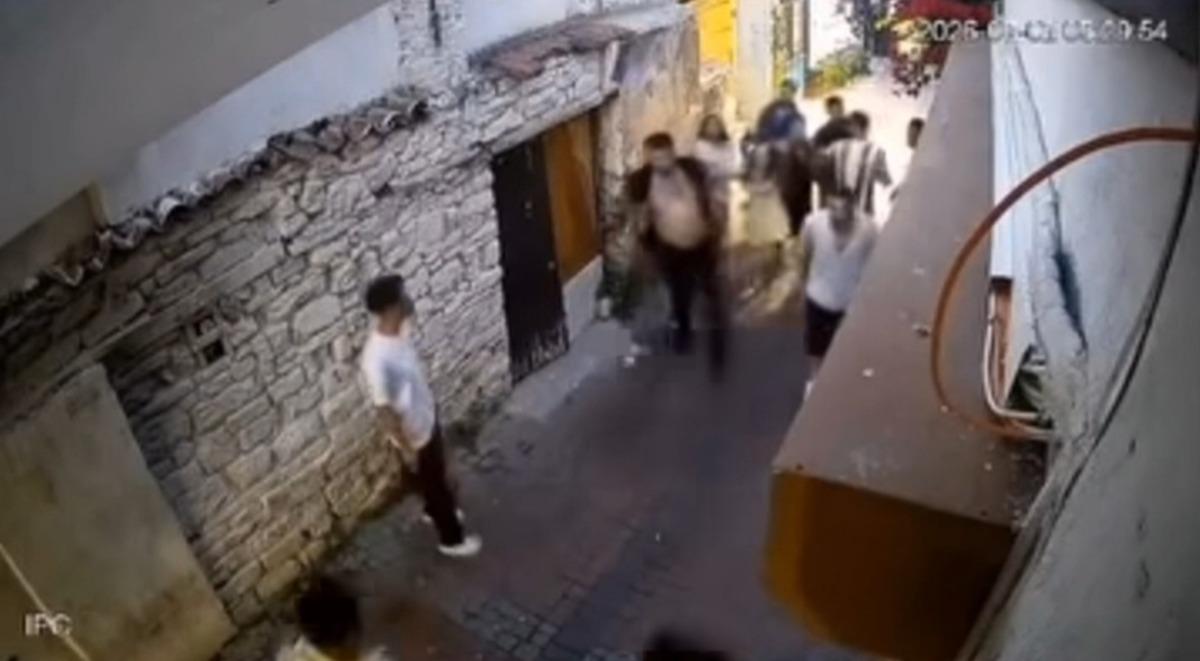 Silahla vurup darbederek &ouml;ld&uuml;rd&uuml;ler! Cinayet anı kamerada 1