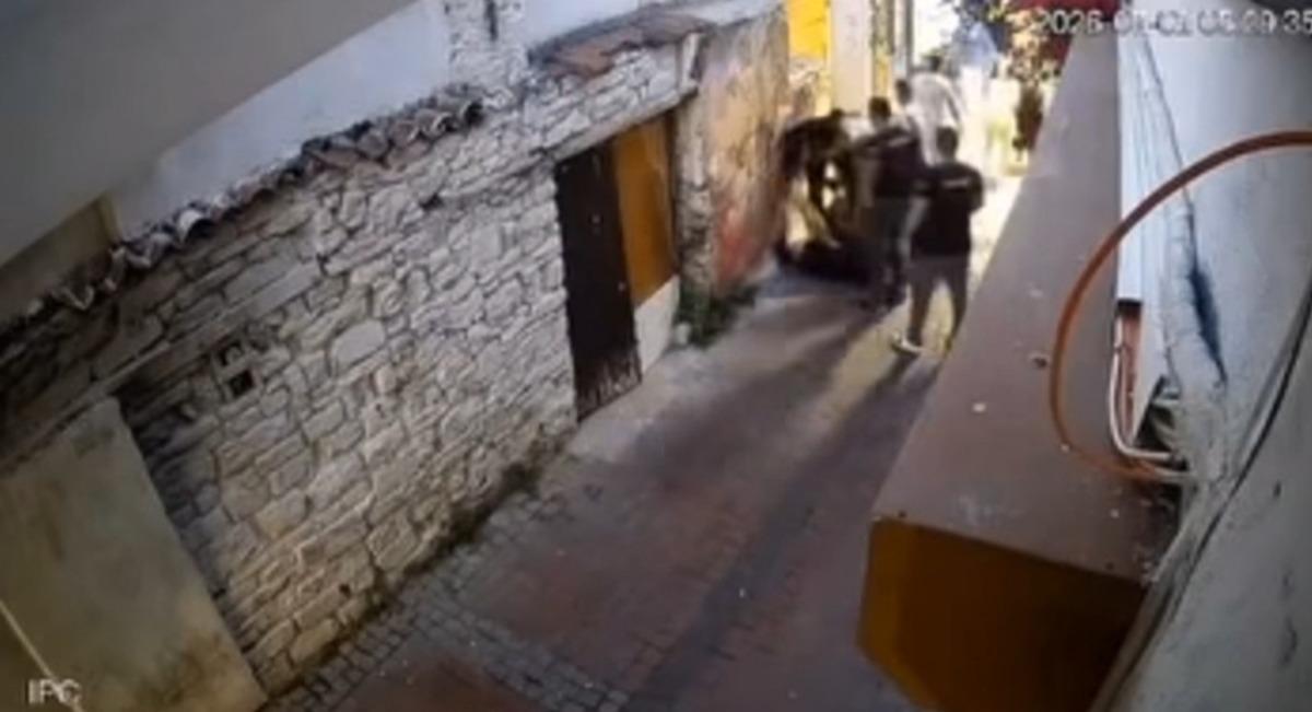 Silahla vurup darbederek &ouml;ld&uuml;rd&uuml;ler! Cinayet anı kamerada 2