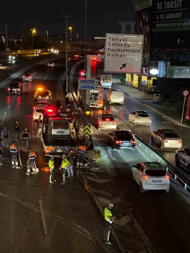 K&uuml;&ccedil;&uuml;k&ccedil;ekmece&rsquo;de makas atan s&uuml;r&uuml;c&uuml; kazaya sebep oldu: 2 yaralı 6