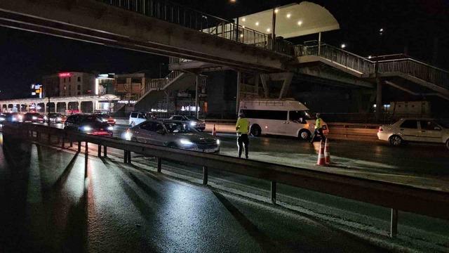 K&uuml;&ccedil;&uuml;k&ccedil;ekmece&rsquo;de makas atan s&uuml;r&uuml;c&uuml; kazaya sebep oldu: 2 yaralı 5