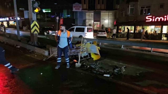 K&uuml;&ccedil;&uuml;k&ccedil;ekmece&rsquo;de makas atan s&uuml;r&uuml;c&uuml; kazaya sebep oldu: 2 yaralı 4