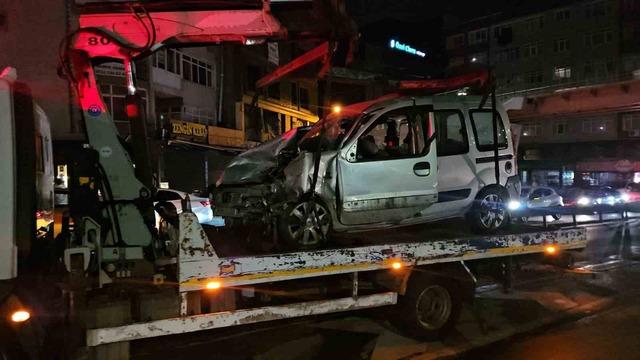 K&uuml;&ccedil;&uuml;k&ccedil;ekmece&rsquo;de makas atan s&uuml;r&uuml;c&uuml; kazaya sebep oldu: 2 yaralı 3