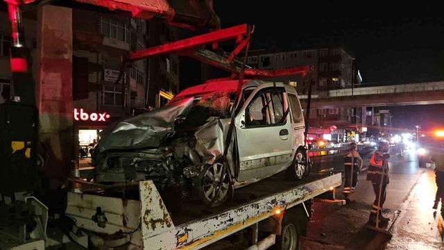 K&uuml;&ccedil;&uuml;k&ccedil;ekmece&rsquo;de makas atan s&uuml;r&uuml;c&uuml; kazaya sebep oldu: 2 yaralı 2