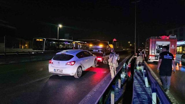 K&uuml;&ccedil;&uuml;k&ccedil;ekmece&rsquo;de makas atan s&uuml;r&uuml;c&uuml; kazaya sebep oldu: 2 yaralı 1