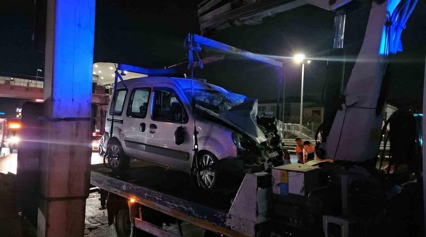 K&uuml;&ccedil;&uuml;k&ccedil;ekmece&rsquo;de makas atan s&uuml;r&uuml;c&uuml; kazaya sebep oldu: 2 yaralı