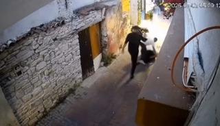 Silahla vurup d&ouml;verek &ouml;ld&uuml;rd&uuml;ler! Cinayet anı kamerada