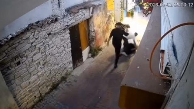 Silahla vurup darbederek öldürdüler! Cinayet anı kamerada