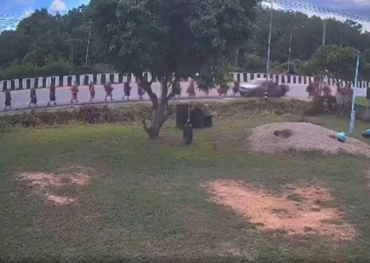 11 yaşındaki çocuk kamyonla keşiş konvoyuna daldı! 9 ölü, 20 den fazla yaralı... 2