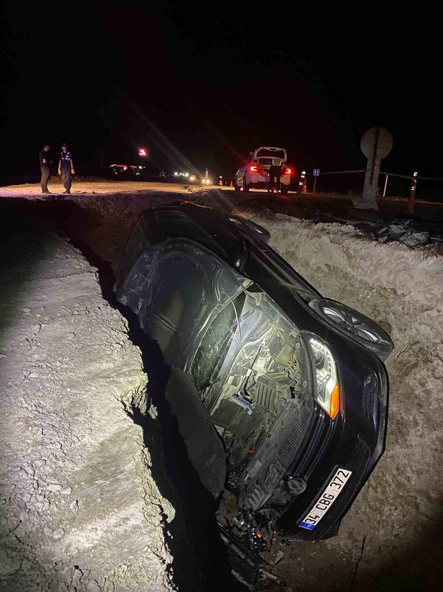 Isparta&rsquo;da &ccedil;ukura devrilen otomobilin s&uuml;r&uuml;c&uuml;s&uuml; yaralandı 1