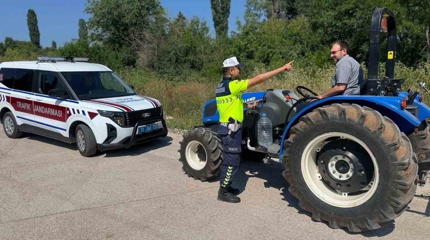 Jandarmadan &ccedil;ift&ccedil;ilere trafik ve yangın uyarısı
