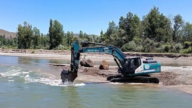 Bayburt’ta dere ve sulama kanallarında temizlik çalışmaları sürüyor