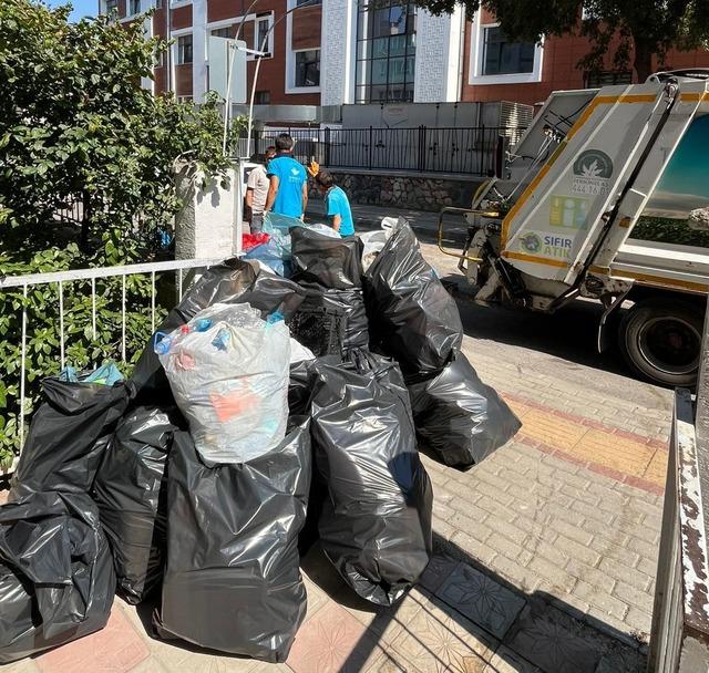 Osmangazi’de çöp evden 2,5 ton geri dönüşüm atığı çıkarıldı 3