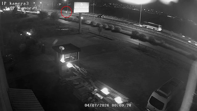 Motosiklet, emniyet şeridindeki otomobile &ccedil;arptı; 1 &ouml;l&uuml;, 1 yaralı 5