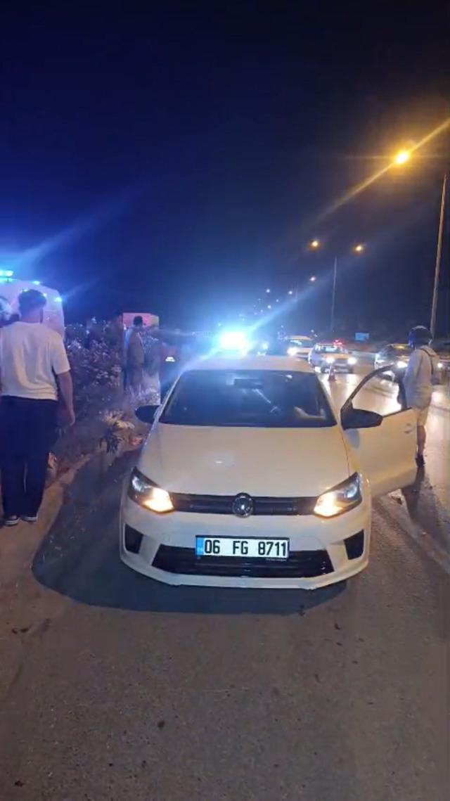 Motosiklet, emniyet şeridindeki otomobile &ccedil;arptı; 1 &ouml;l&uuml;, 1 yaralı 4