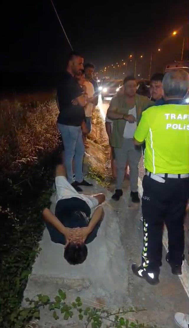 Motosiklet, emniyet şeridindeki otomobile &ccedil;arptı; 1 &ouml;l&uuml;, 1 yaralı 3