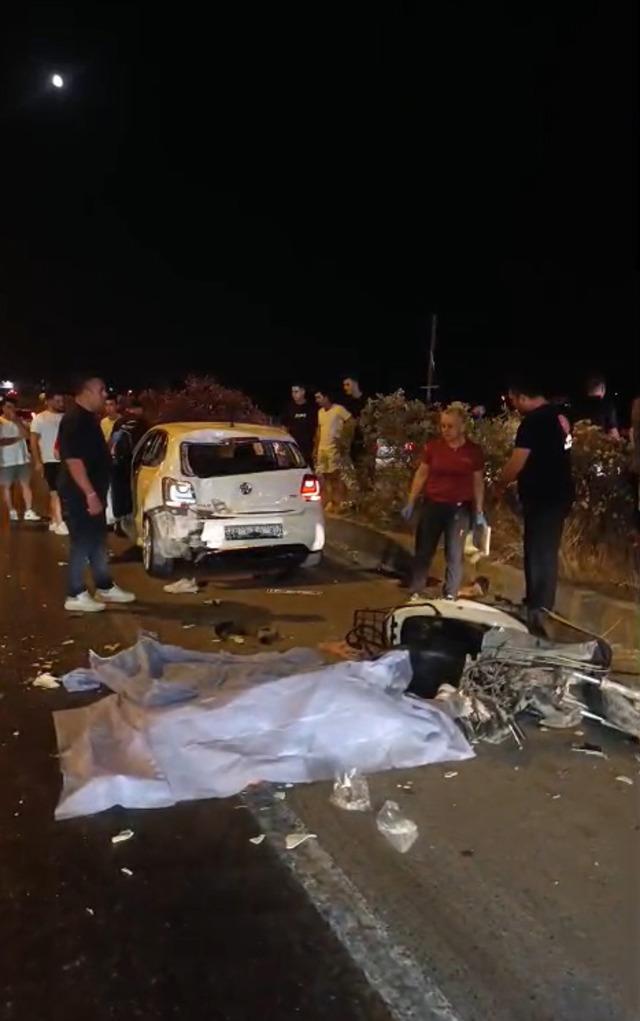 Motosiklet, emniyet şeridindeki otomobile &ccedil;arptı; 1 &ouml;l&uuml;, 1 yaralı 2