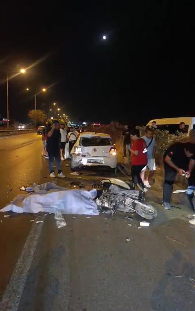 Motosiklet, emniyet şeridindeki otomobile &ccedil;arptı; 1 &ouml;l&uuml;, 1 yaralı 1