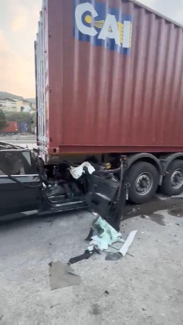 Otomobil, TIR ın altına girdi, baba ve oğlu &ouml;ld&uuml; 1