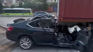 Otomobil, TIR'ın altına girdi, baba ve oğlu öldü