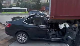Otomobil, TIR'ın altına girdi, baba ve oğlu &ouml;ld&uuml;