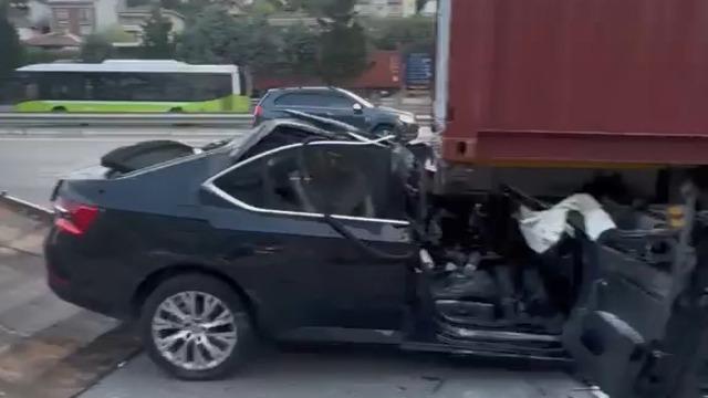 Otomobil, TIR'ın altına girdi, baba ve oğlu öldü