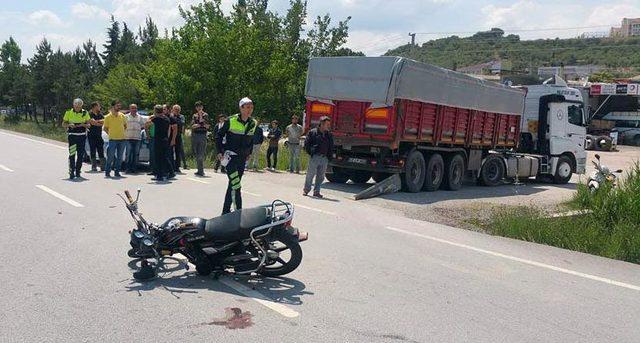 Kasksız ve ehliyetsiz motosikletli TIR'a çarpıp yaralandı