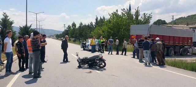 Kasksız ve ehliyetsiz motosikletli TIR'a çarpıp yaralandı